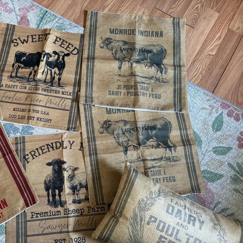 7 Pillow covers 18 x 18“ one has a duplicate and pillow with cover 17“ x 10“